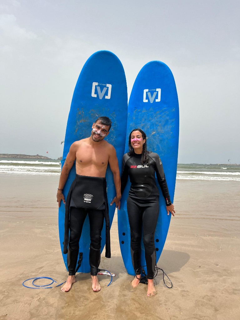 Dos surfistas con tablas en la playa de Essaouira.