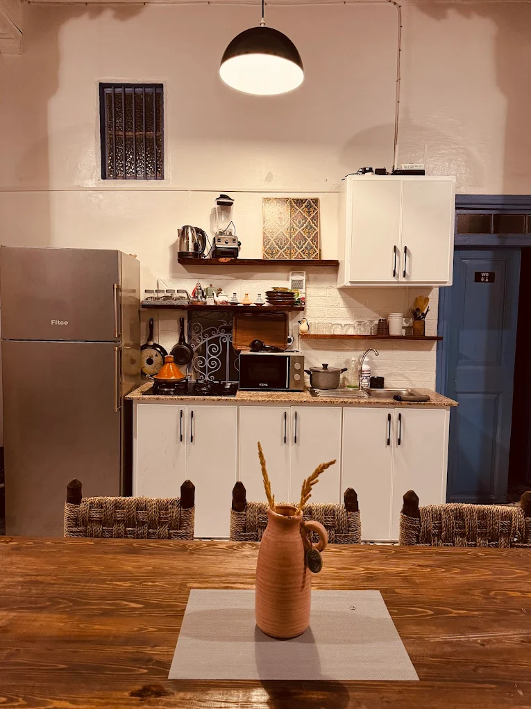Cocina y comedor en alojamiento partner en Essaouira, estilo riad