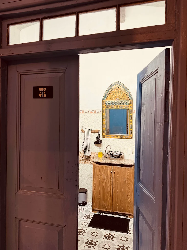 Baño con azulejos y espejo de estilo marroquí — alojamiento partner Essaouira