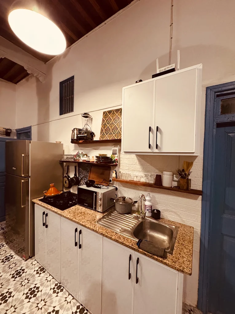 Cocina equipada con tagine y electrodomésticos — alojamiento partner