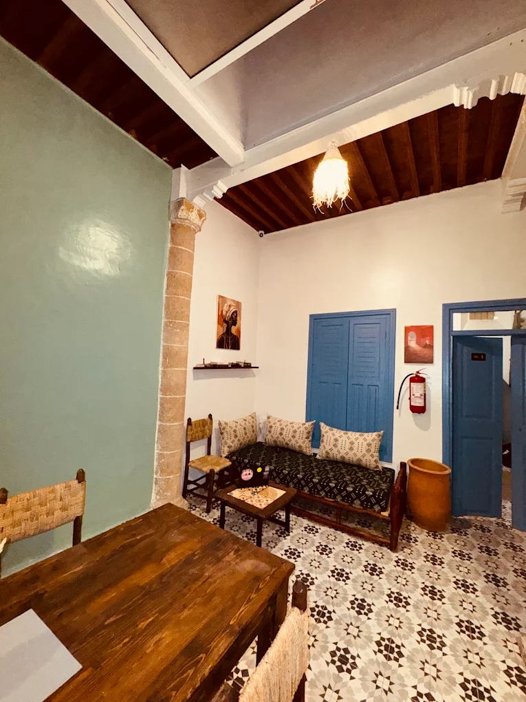 Salón común, suelo de zellige y puertas azules — riad en Essaouira