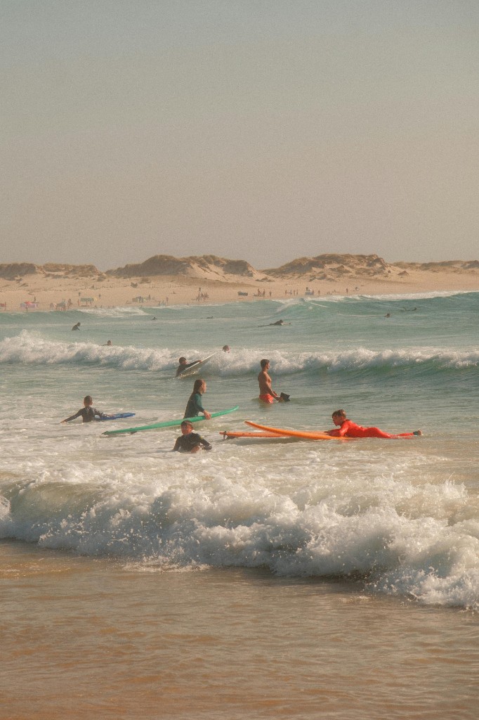 Line-up de surfistas en la bahía con dunas — planificación de clase Essaouira