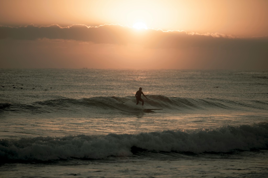 Silueta de surfista en ola a la hora dorada en el Atlántico — Essaouira, Marruecos