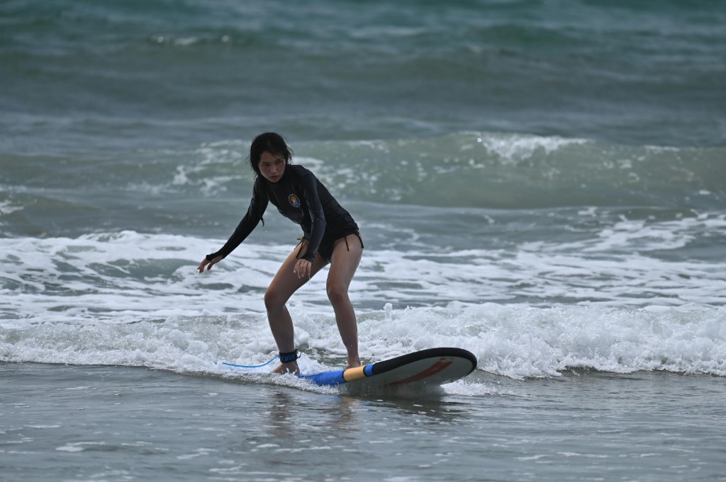 Joven surfista en posicion sobre la tabla en la espuma, sesion principiante en Essaouira.