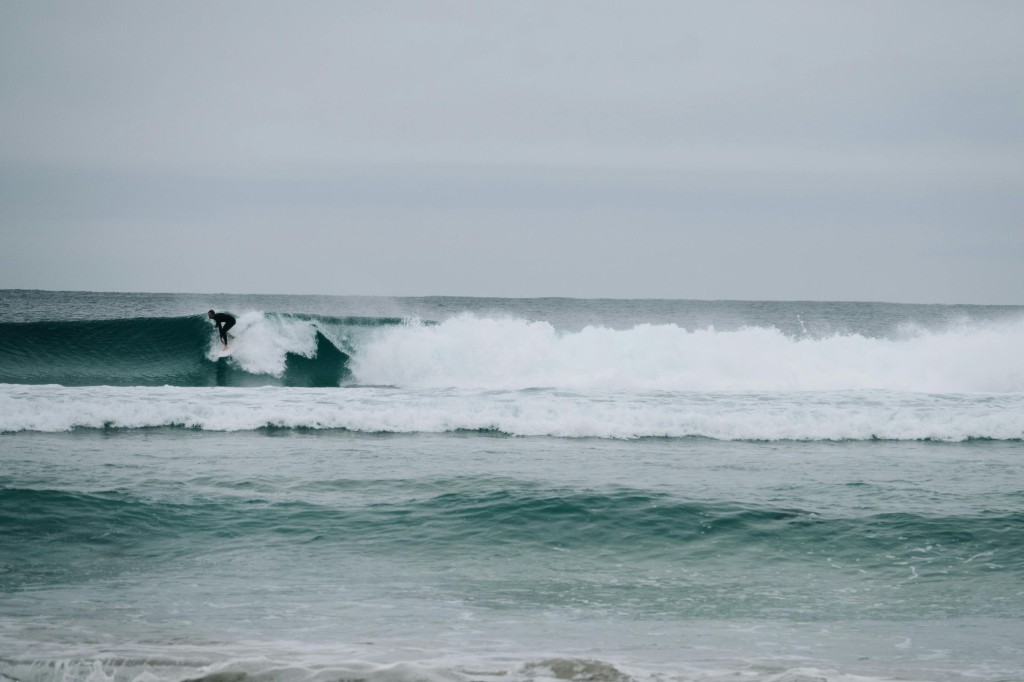 Surf en acción sobre una ola — Essaouira.