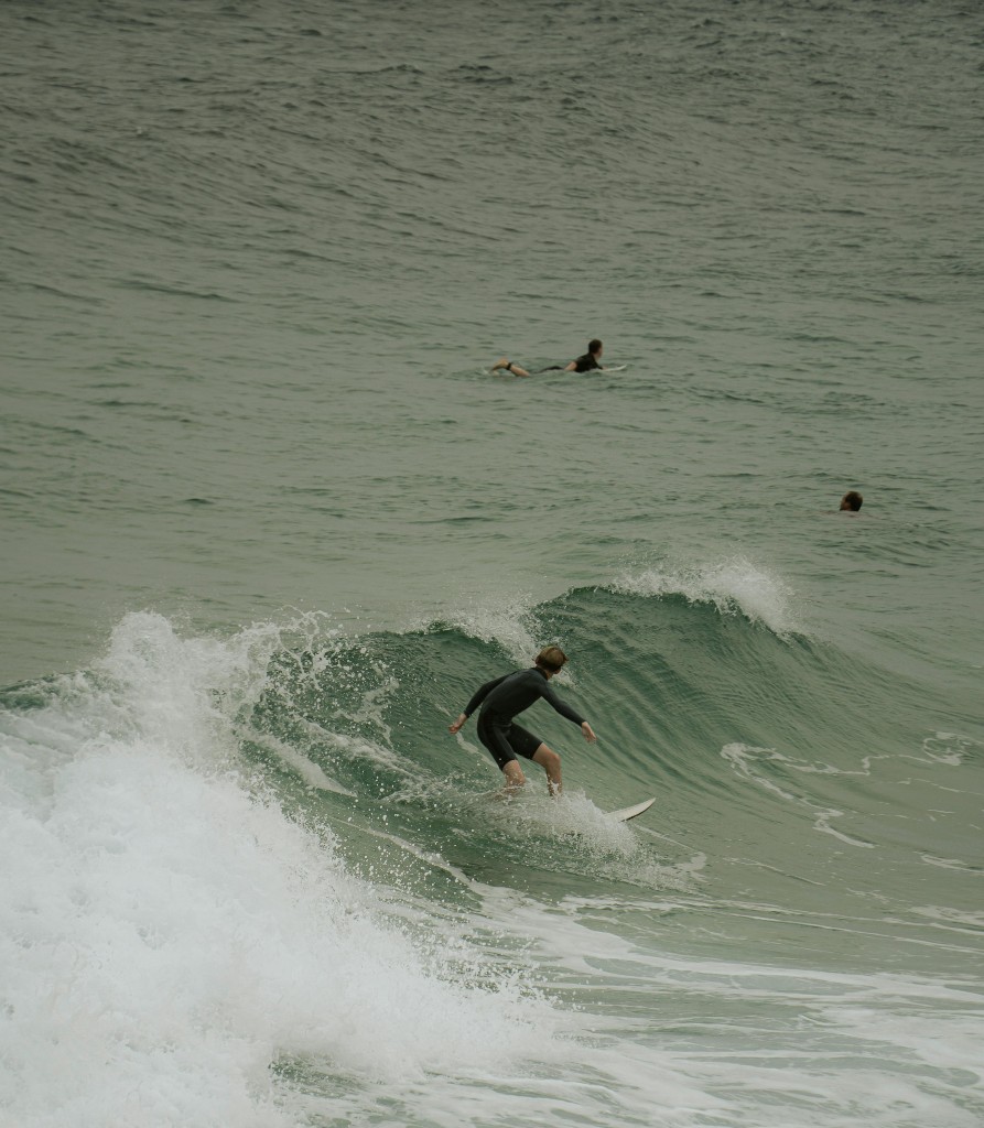 Surfistas en el pico, vista aérea de la bahía.
