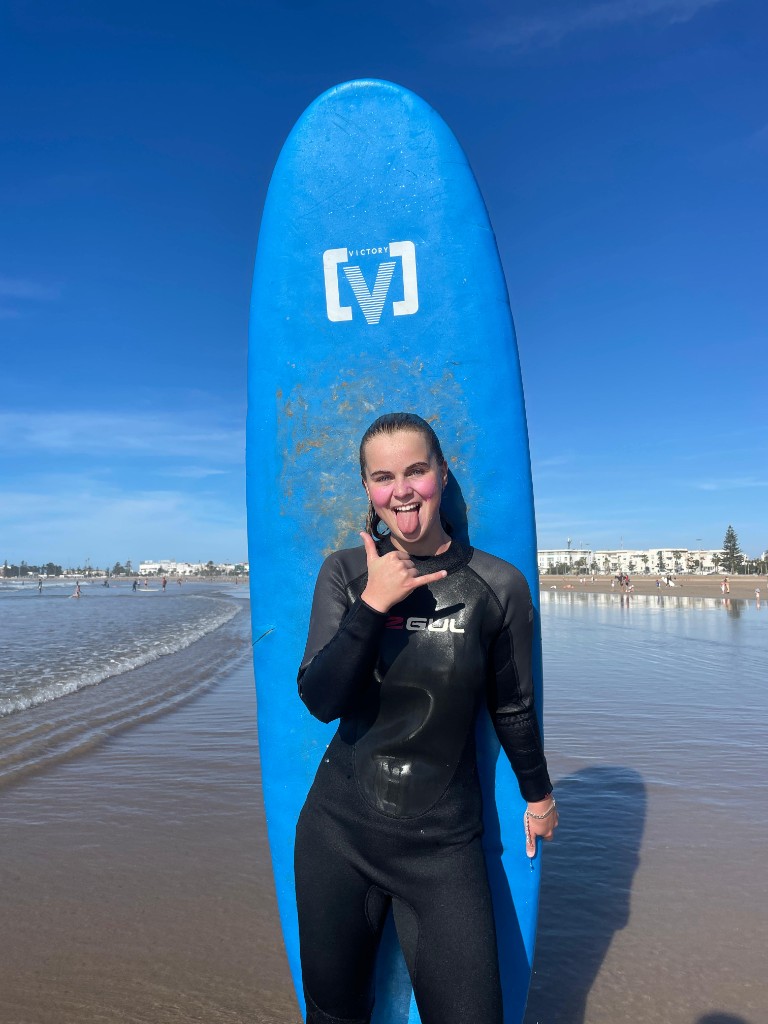 Ambiente surf en la arena — shaka y buen rollo en Essaouira.