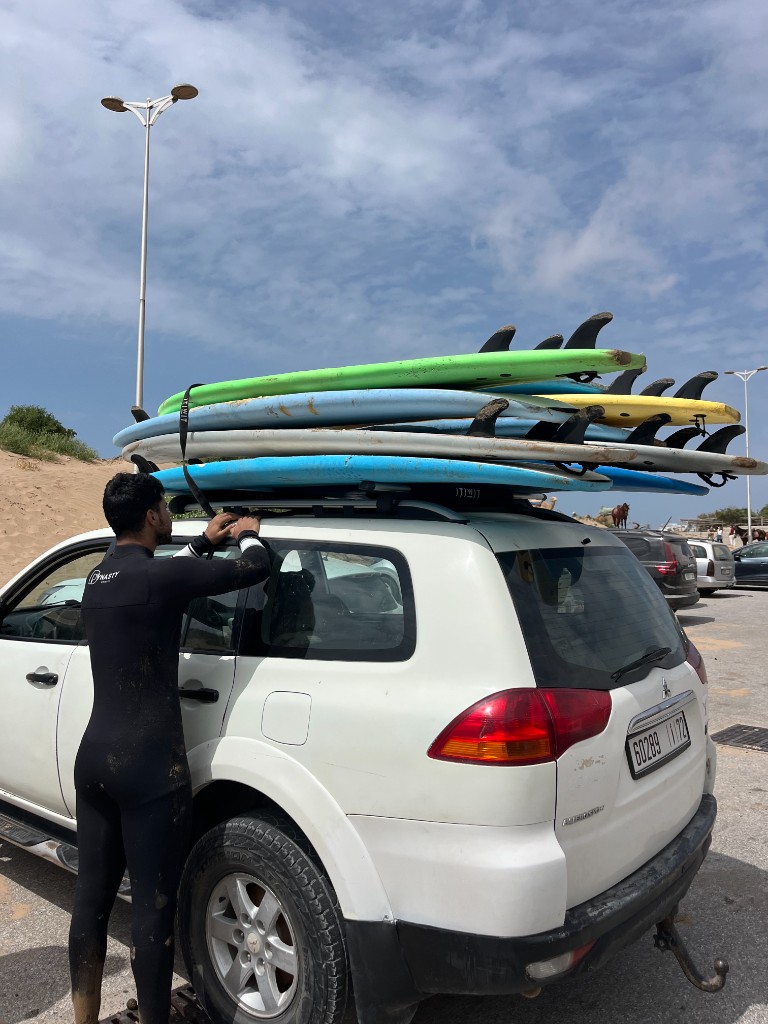4x4 y tablas en el techo — preparación antes de una salida surf trip desde Essaouira