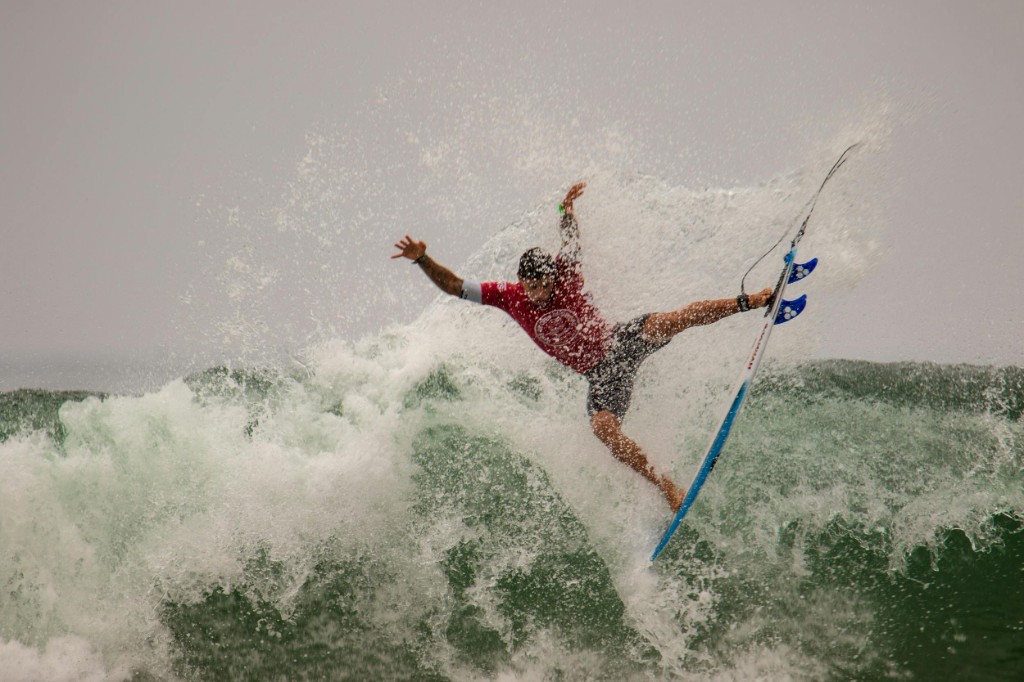 Surfista en una ola en Essaouira, océano Atlántico.
